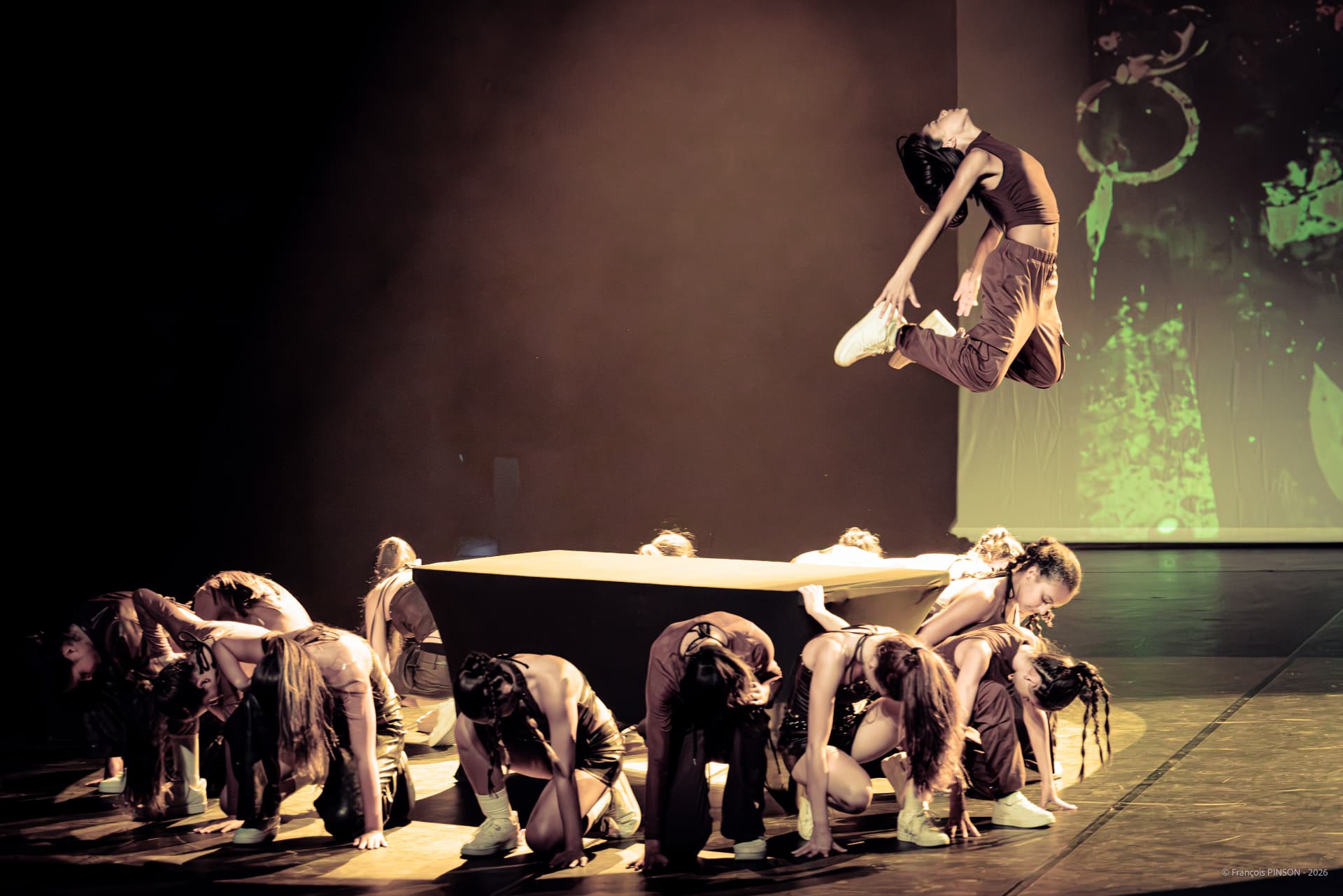 Danseurs Krisaor sur scène lors du spectacle 2026 — photo François Pinson